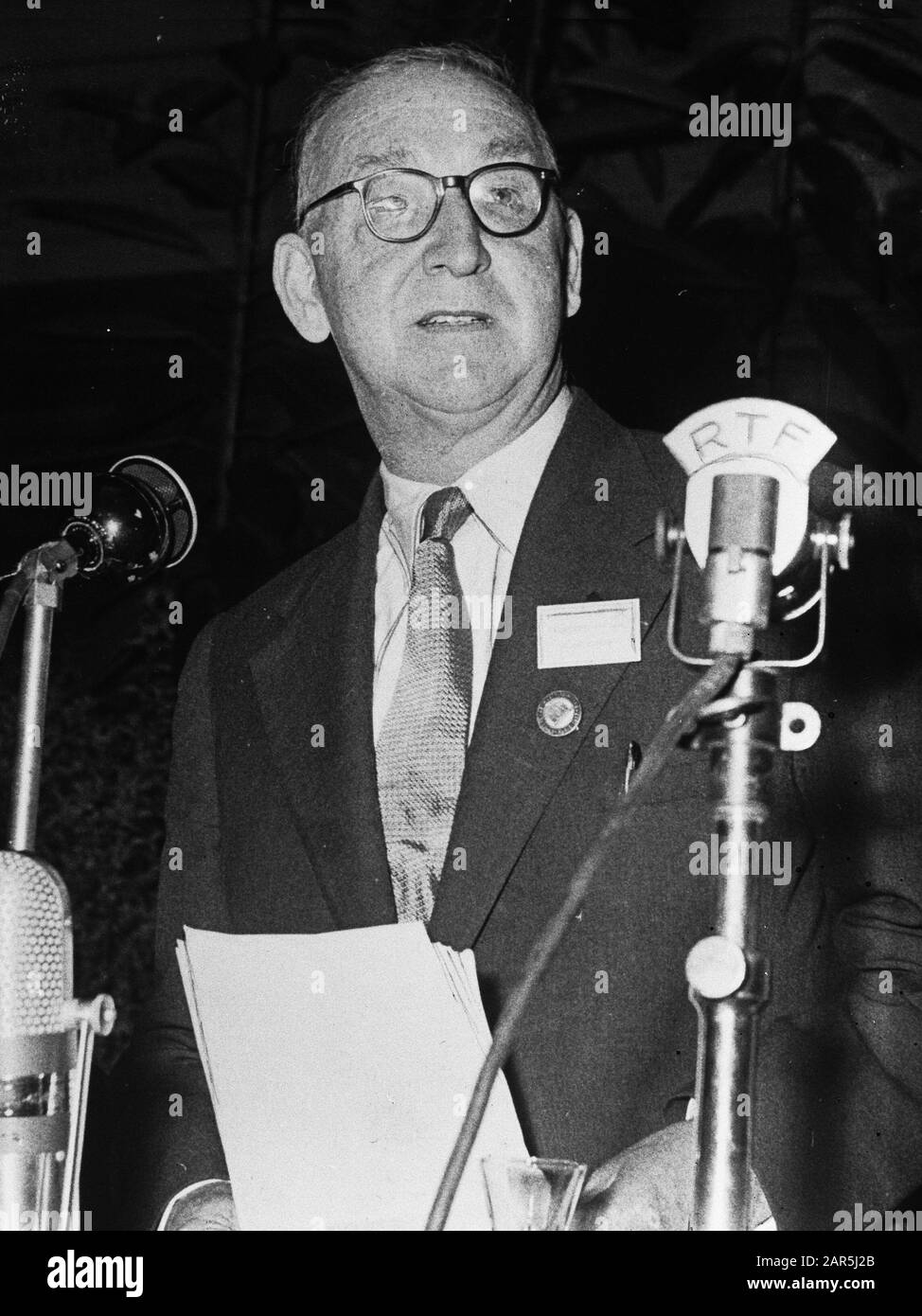 Le physicien anglais Sir John Cockrott reçoit Des Atomes pour le prix de la paix; Banque D'Images