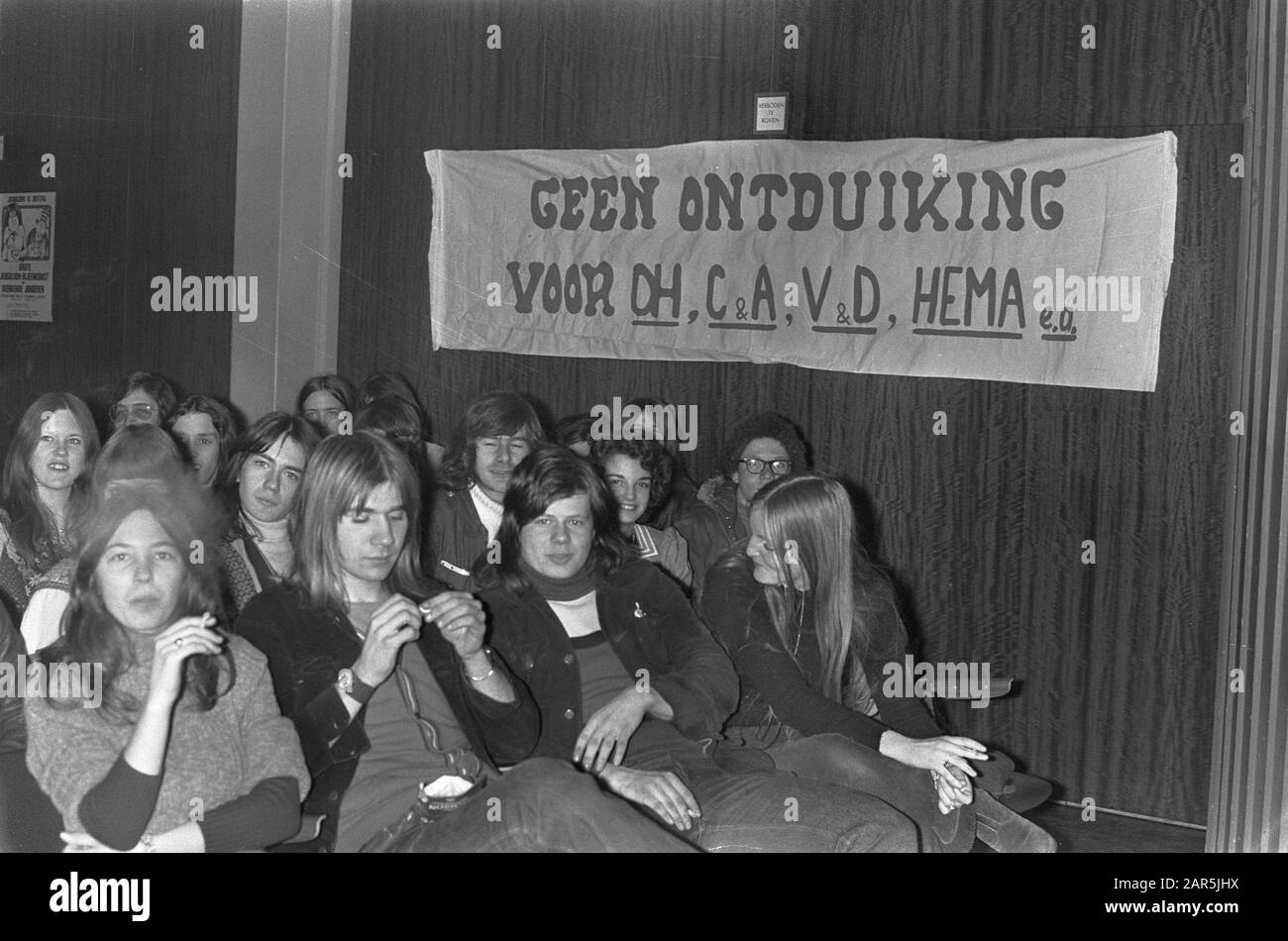 Rencontre de jeunes travailleurs à Marcanti, Amsterdam jeunes avec bannière Date: 1 mars 1974 lieu: Amsterdam, Noord-Holland mots clés: Jeunes, bannières, réunions Banque D'Images