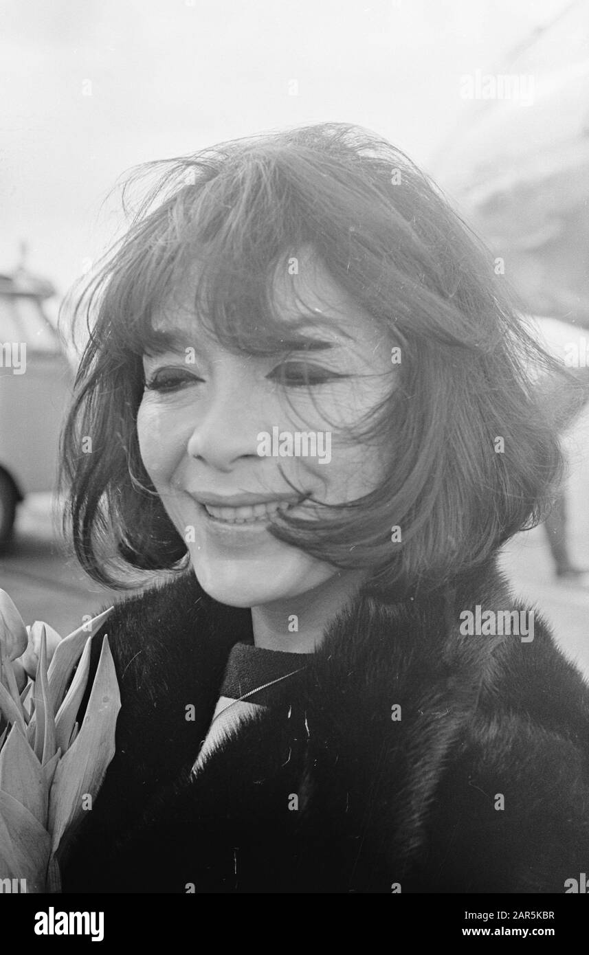 Juliette Greco À Schiphol Date : 29 Mars 1966 Lieu : Noord-Holland, Schiphol Mots Clés : Portraits, Chanteurs Nom Personnel : Greco, Juliette Banque D'Images
