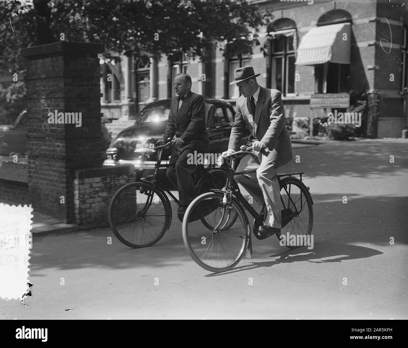 Opération séparation frison Siamese jumeaux (Dr. H. L. Street, Dr. V. A. Bronze) Date : 26 mai 1954 mots clés : médecins, bicyclettes, medici Nom personnel : Bons V A, rue H L Banque D'Images