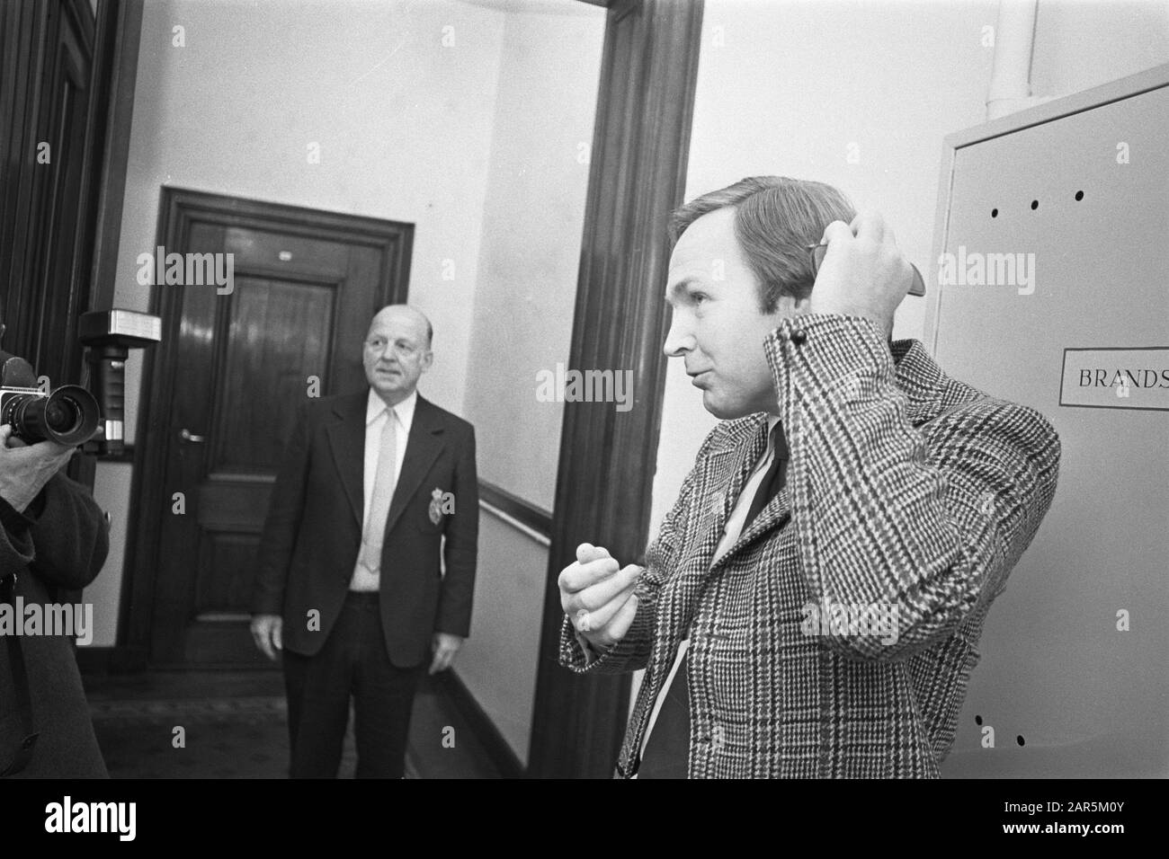 La formation du cabinet; Terlouw (D66) peignent ses cheveux Date: 14 novembre 1977 mots clés: Formations du cabinet Banque D'Images