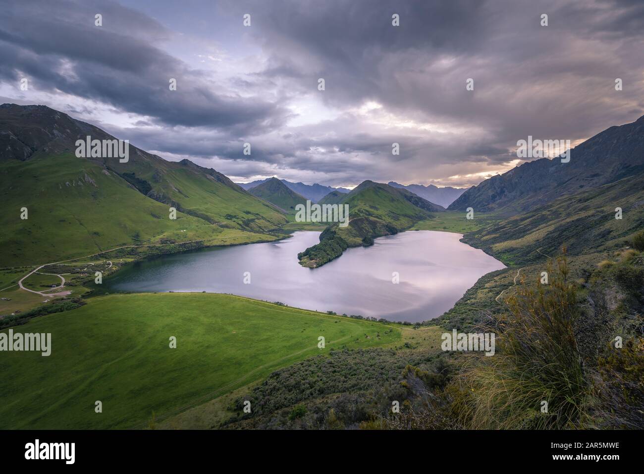 Belle vue d'été sur le lac Moke, Nouvelle-Zélande Banque D'Images