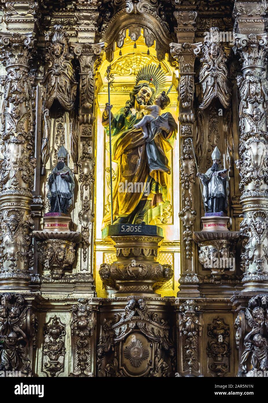 Saint Joseph avec la statue de Jésus dans l'un des autels latéraux de l'église de Carmélite (Igreja dos Carmelitas Descalcos) dans la paroisse de Vitoria de Porto, Portugal Banque D'Images