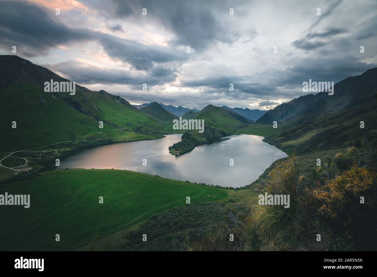 Belle vue d'été sur le lac Moke, Nouvelle-Zélande Banque D'Images