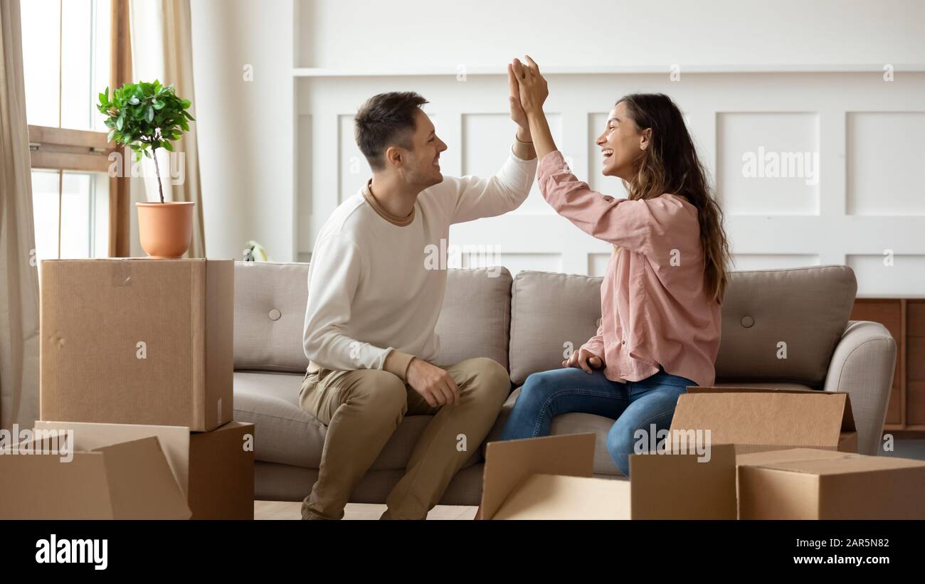 Un jeune couple heureux donne cinq excitation à se déplacer ensemble Banque D'Images