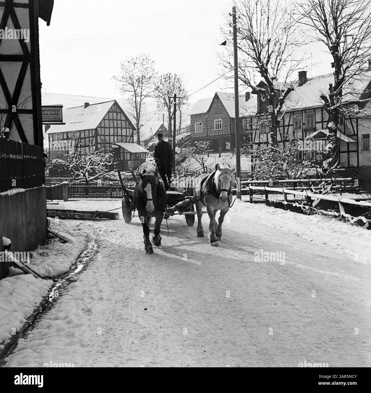 Rothaargebergte Panier avec des chevaux en hiver à Girkhausen Date: Non daté lieu: Allemagne, Girkhausen, Rhénanie-du-Nord-Westphalie, Allemagne de l'Ouest mots clés: Village images, chevaux, calèches, neige, hiver Banque D'Images