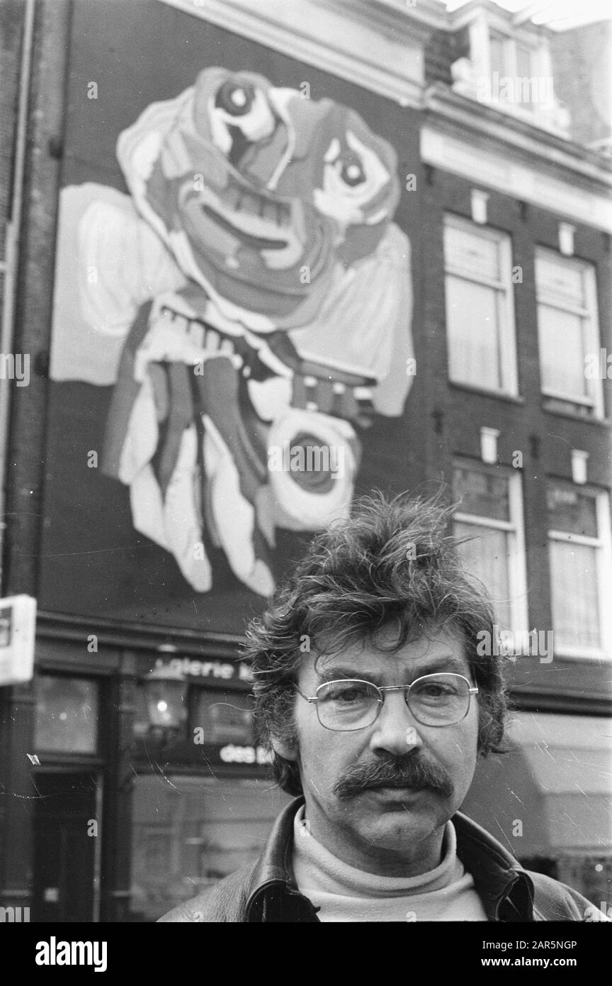 Karel Appel devant une grande toile sur la façade de la Galerie Krikhaar à Amsterdam, où se déroule une exposition de son œuvre Date: 15 avril 1971 lieu: Amsterdam, Noord-Holland mots clés: Art, artistes, peintures, expositions Nom personnel: Appel, Karel Banque D'Images