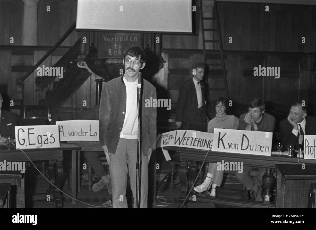 Catholic Student Days (KSD 68), Teach-In, Hans Mol Speaking Date: 2 février 1968 lieu: Amsterdam mots clés: Conférences Nom personnel: Mol, Hans Banque D'Images