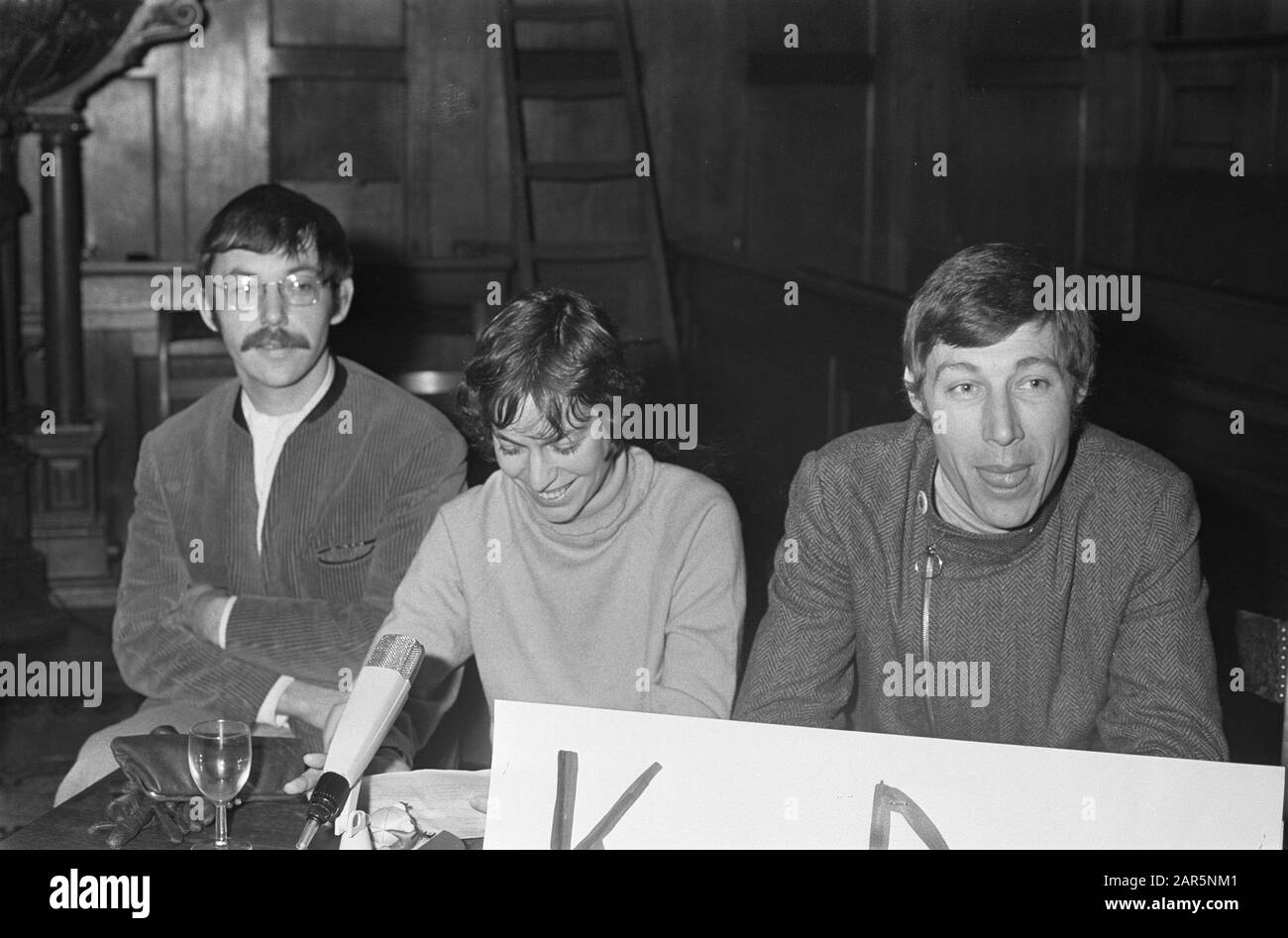 Journées d'études catholiques (KSD 68), enseignement, v.l.n.n. Hans Mol, mme Donner [Irène van de Weetering] et K. van Duinen Annotation: Irene van de Weetering était à ce moment encore officiellement mariée avec le joueur d'échecs Jan-Hein donner (divorce en août 1968),. Elle a été conseillère locale de Provo à Amsterdam pendant un court moment. Date: 2 février 1968 mots clés: Conférences Nom personnel: Donner, [...], Dunes, K. van, Mol, Hans Banque D'Images
