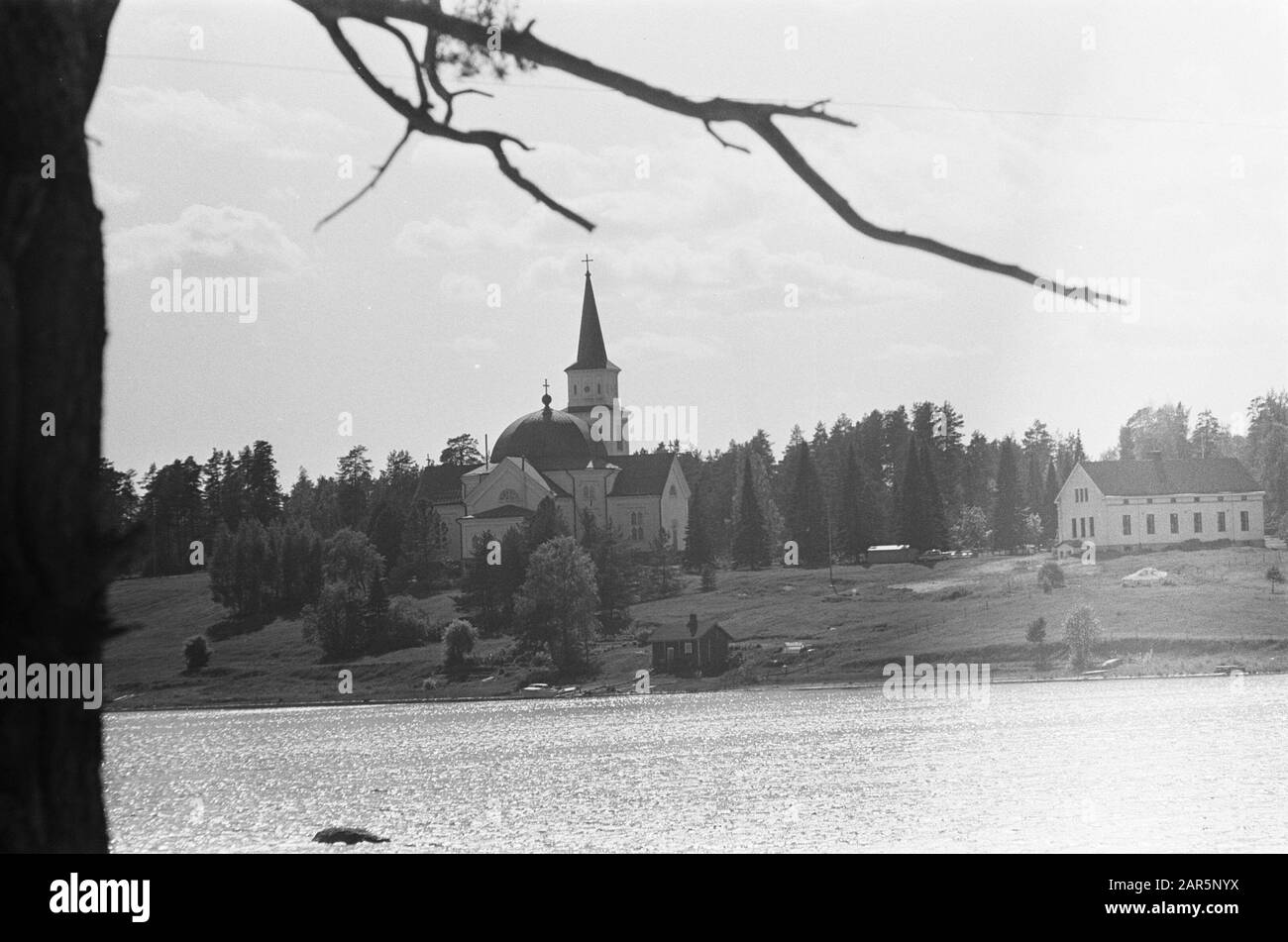 Finlande Eglise sur le rivage d'un lac Annotation: Description en log: 2 village Lapeerantaa, 1 frontière finnoise-russe Imatra Date: 5 juillet 1967 lieu: Finlande mots clés: Églises, lacs, banques Banque D'Images