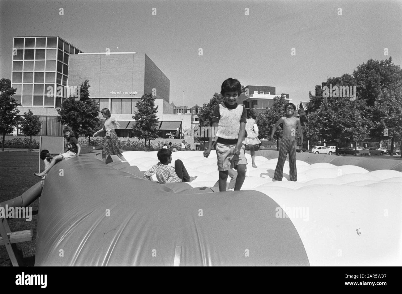 Concours pour nommer des statues au Museumplein à Amsterdam enfants sur un matelas de printemps à côté du musée Van Gogh Date: 6 août 1975 lieu: Amsterdam, Noord-Holland mots clés: Enfants, places, aires de jeux, concours Banque D'Images