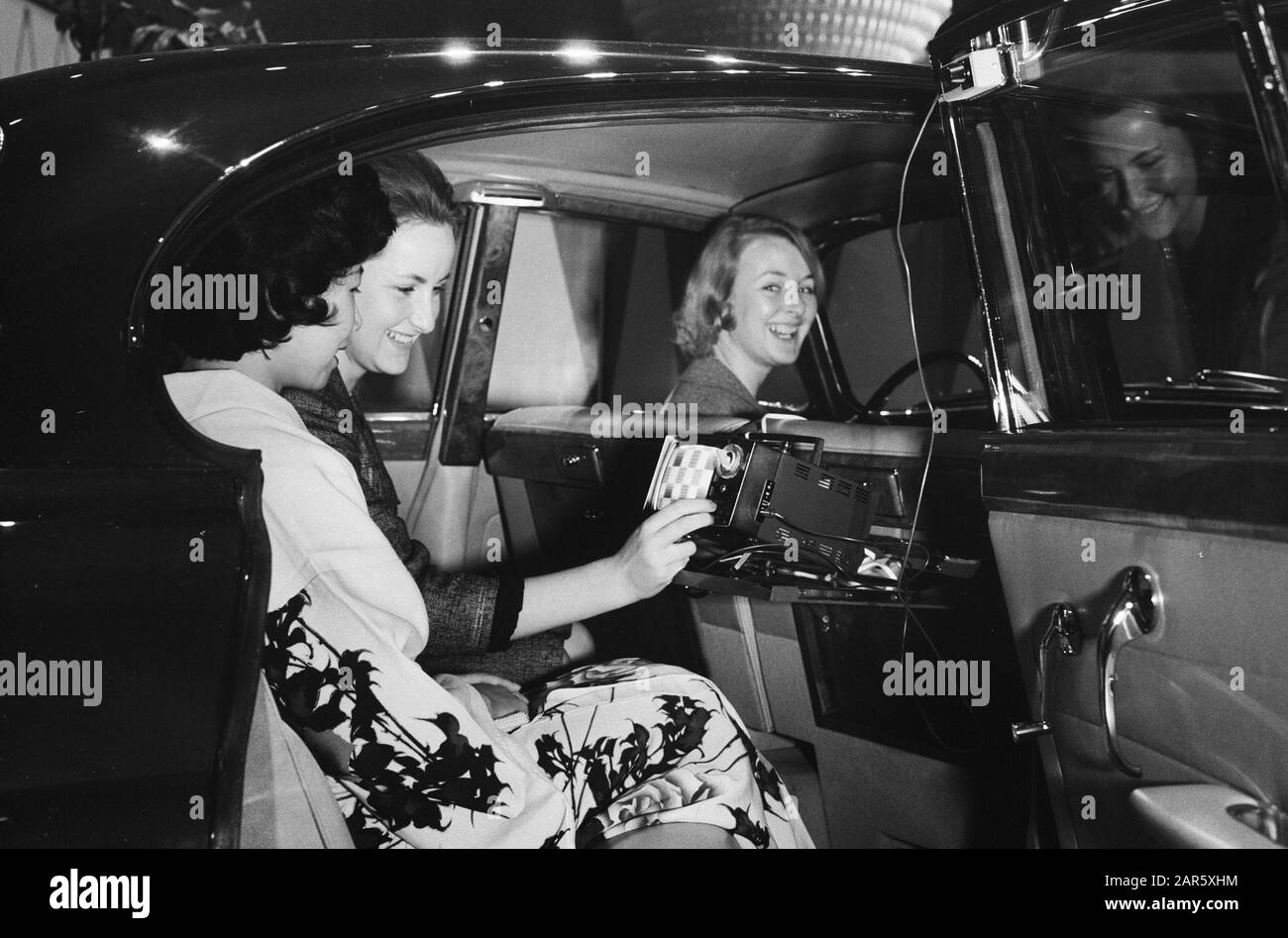 Plus petit téléviseur en Europe introduit à l'Hiltonhotel à Amsterdam Date: 29 mars 1963 lieu: Amsterdam, Europe mots clés: Séries TV Nom de l'établissement: Hiltonhotel Banque D'Images Plus petit téléviseur en Europe introduit à l'Hiltonhotel à Amsterdam Date: 29 mars 1963 lieu: Amsterdam, Europe mots clés: Séries TV Nom de l'établissement: Hiltonhotel Banque D'Images