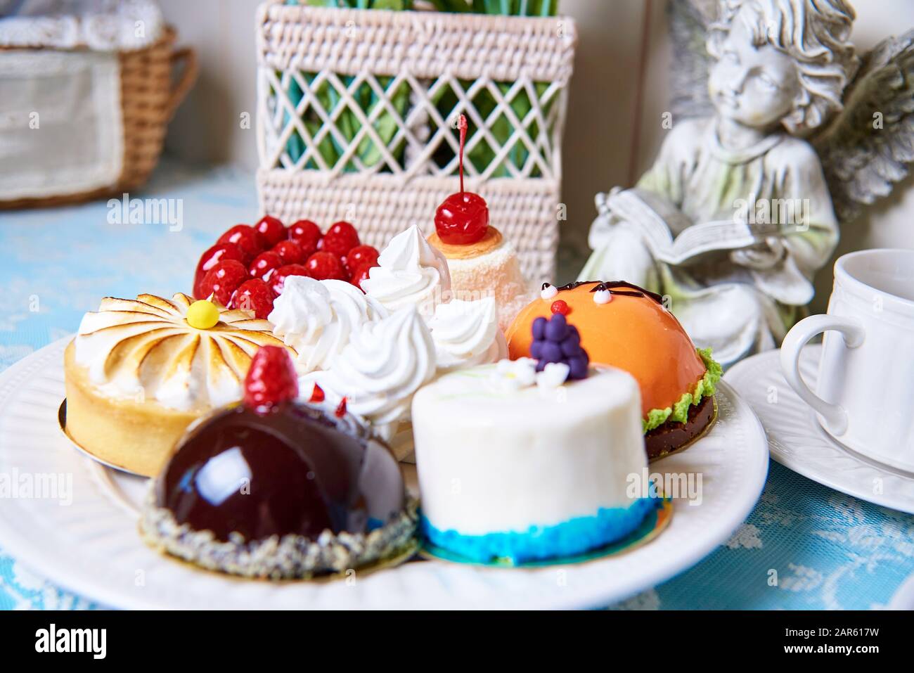 Une variété de gâteaux sur une table décorée. Banque D'Images