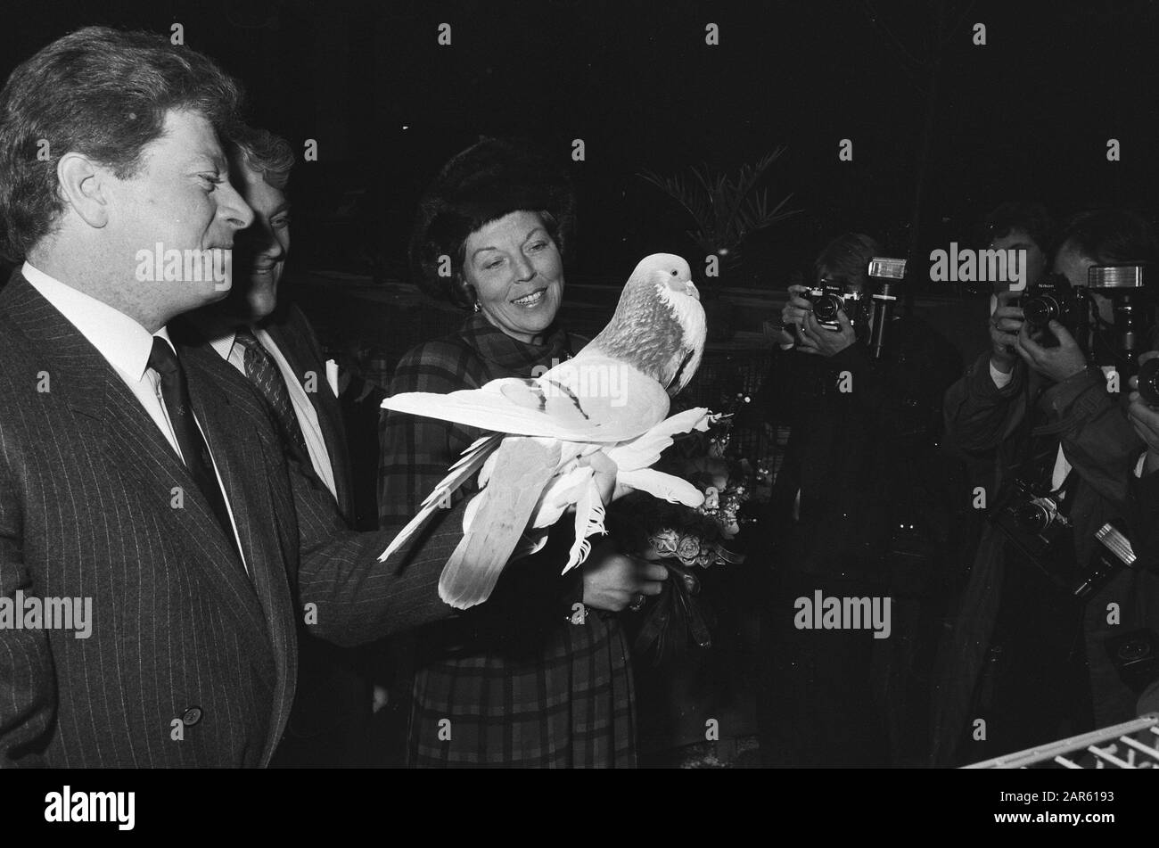 Queen Beatrix a ouvert à la Haye l'exposition jubilaire de la Royal Dutch Association Avicultura Queen Beatrix Views A Dutch Cropper Date: 10 janvier 1986 lieu: La Haye, South -Holland mots clés: Pigeons, reines, ouvertures, expositions Nom personnel: Beatrix (Queen Netherlands) Banque D'Images