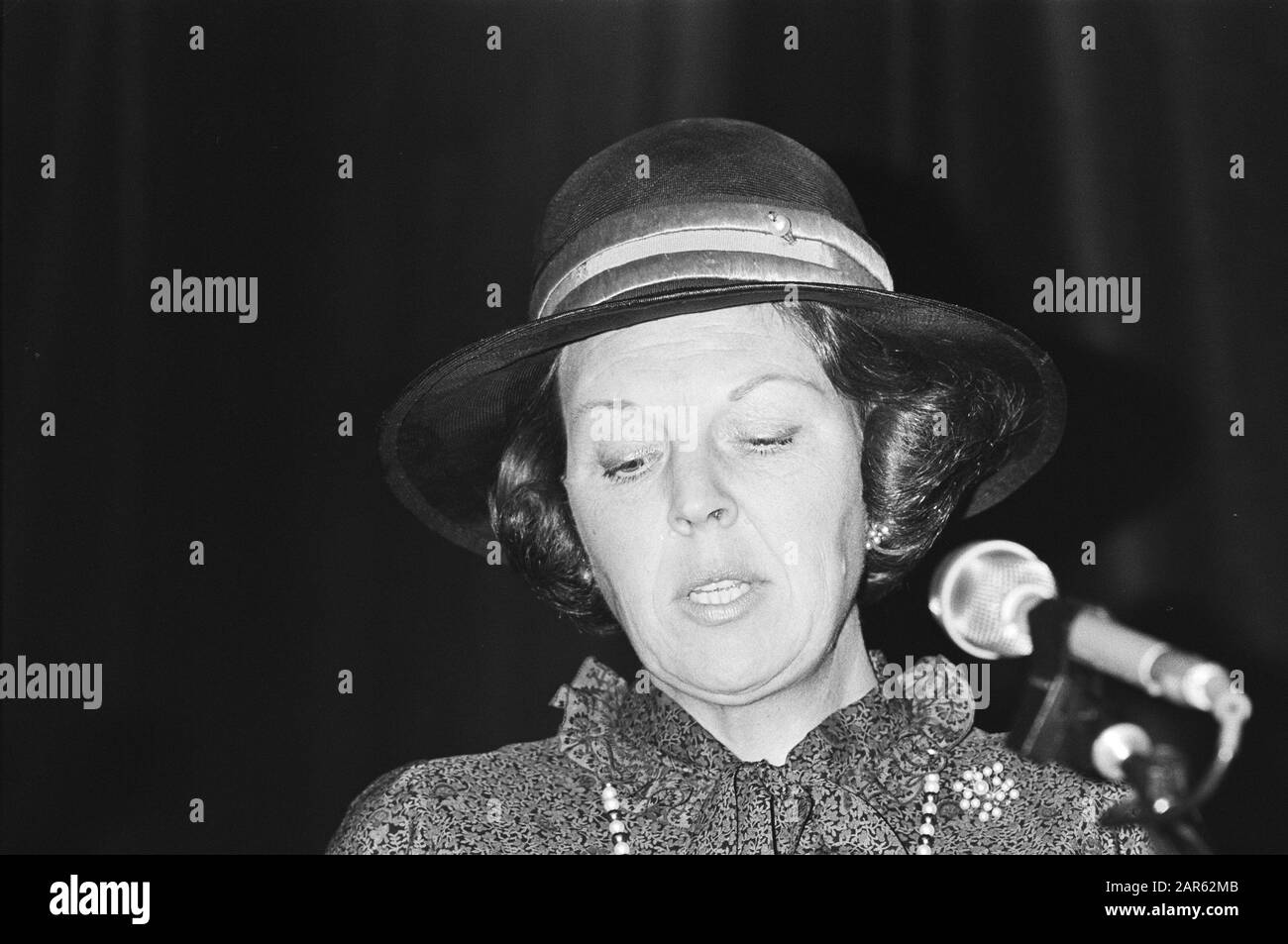 La reine Beatrix a assisté à la présentation d'Utrecht ICODO en rendant visible le texte opérationnel du télex, la reine Beatrix Date: 29 avril 1981 lieu: Utrecht mots clés: Présentations, machines de télex Nom personnel: Beatrix, Queen, Icodo Banque D'Images