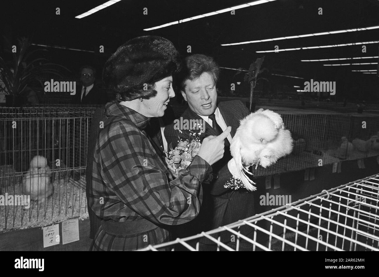 La reine Beatrix a ouvert ses portes à la Haye l'exposition jubilaire de l'Association royale néerlandaise Avicultura la reine Beatrix parle avec un participant Date: 10 janvier 1986 lieu: La Haye, Zuid- Holland mots clés: Hoenderishtigen, reines, ouvertures, expositions Nom personnel: Beatrix (Queen Netherlands) Banque D'Images