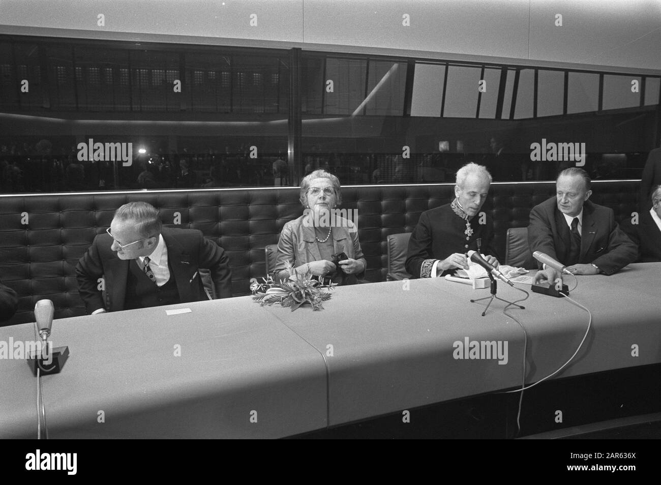 Queen Juliana ouvre la nouvelle maison provinciale du Brabant Nord à Den Bosch Queen Juliana derrière une table Date: 12 novembre 1971 lieu: Den Bosch, Noord-Brabant mots clés: Queens, County maisons Nom personnel: Juliana, Queen Banque D'Images