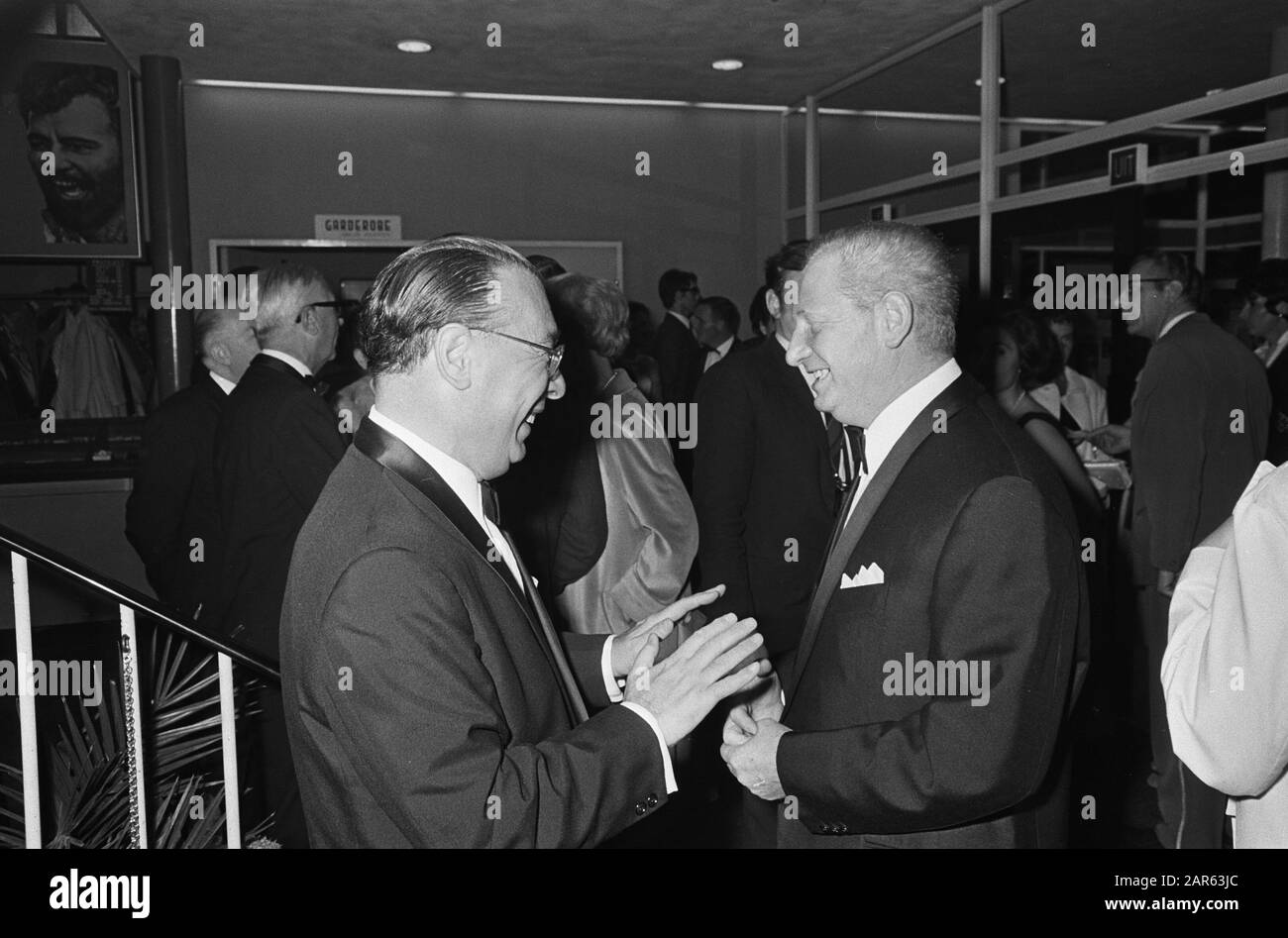 Queen Juliana à la première du film The Tamed Shrew au cinéma du Midi à Amsterdam. En conversation avec [Maup Caransa?] (à droite) Date: 27 septembre 1967 lieu: Amsterdam, Noord-Holland mots clés: Cinémas, films, premières Nom de l'institution: Du Midi Banque D'Images