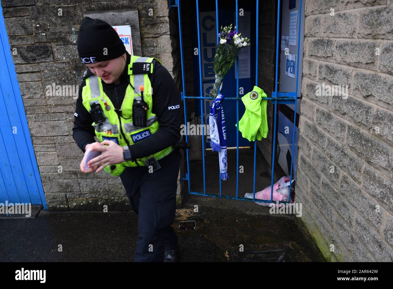 Un bureau de police laissant des hommages à l'extérieur du club de football de Matlock Town après la mort du footballeur Jordan Sinnott à l'hôpital peu avant 18h00 le samedi. Un homme de 21 ans a été arrêté suite à des soupçons de meurtre après la mort du footballeur de 25 ans à la suite d'une agression dans le comté de Notinghamshire. Banque D'Images