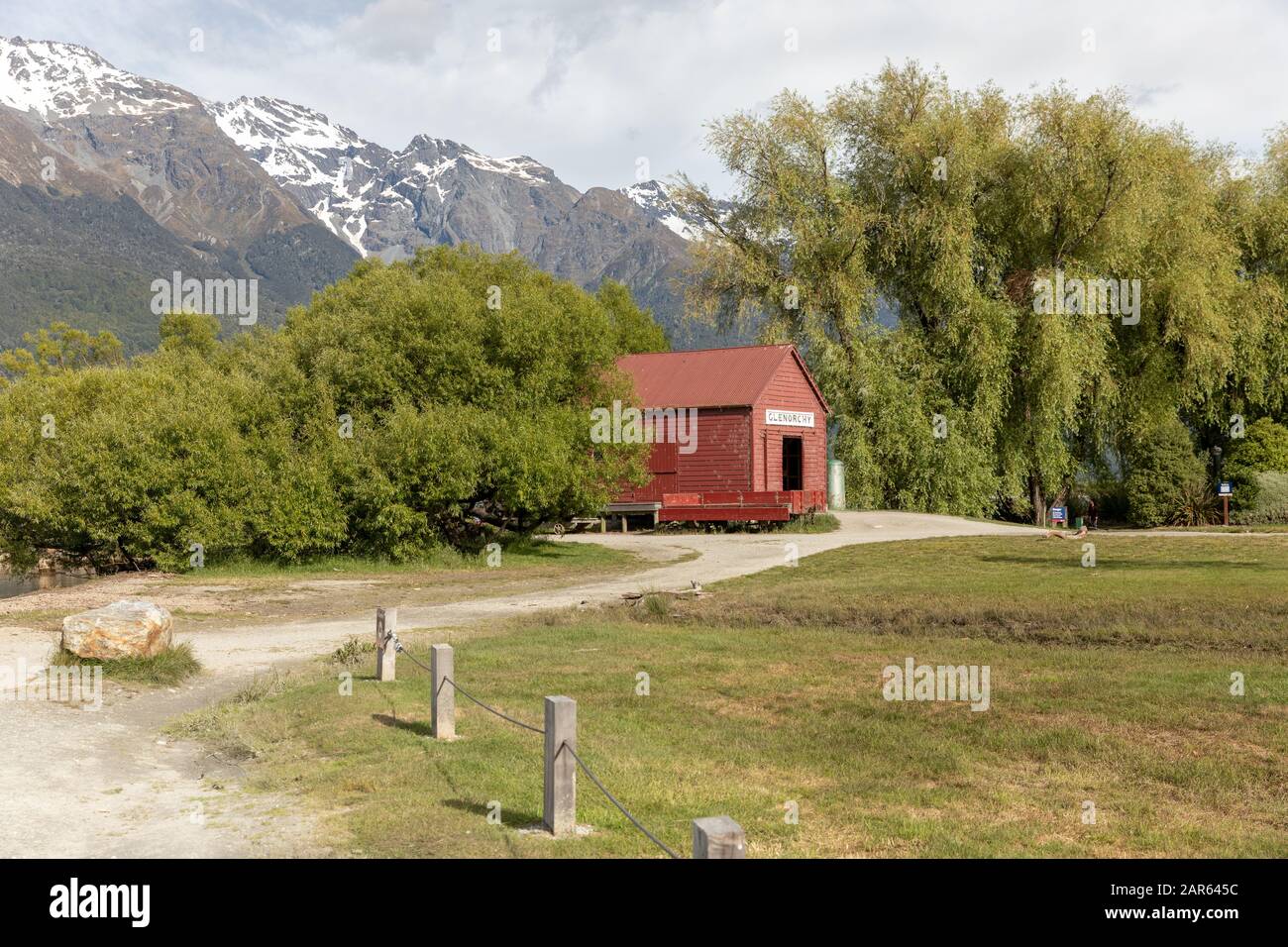 Le hangar en bateau rouge de Glenorchy, Nouvelle-Zélande en été Banque D'Images