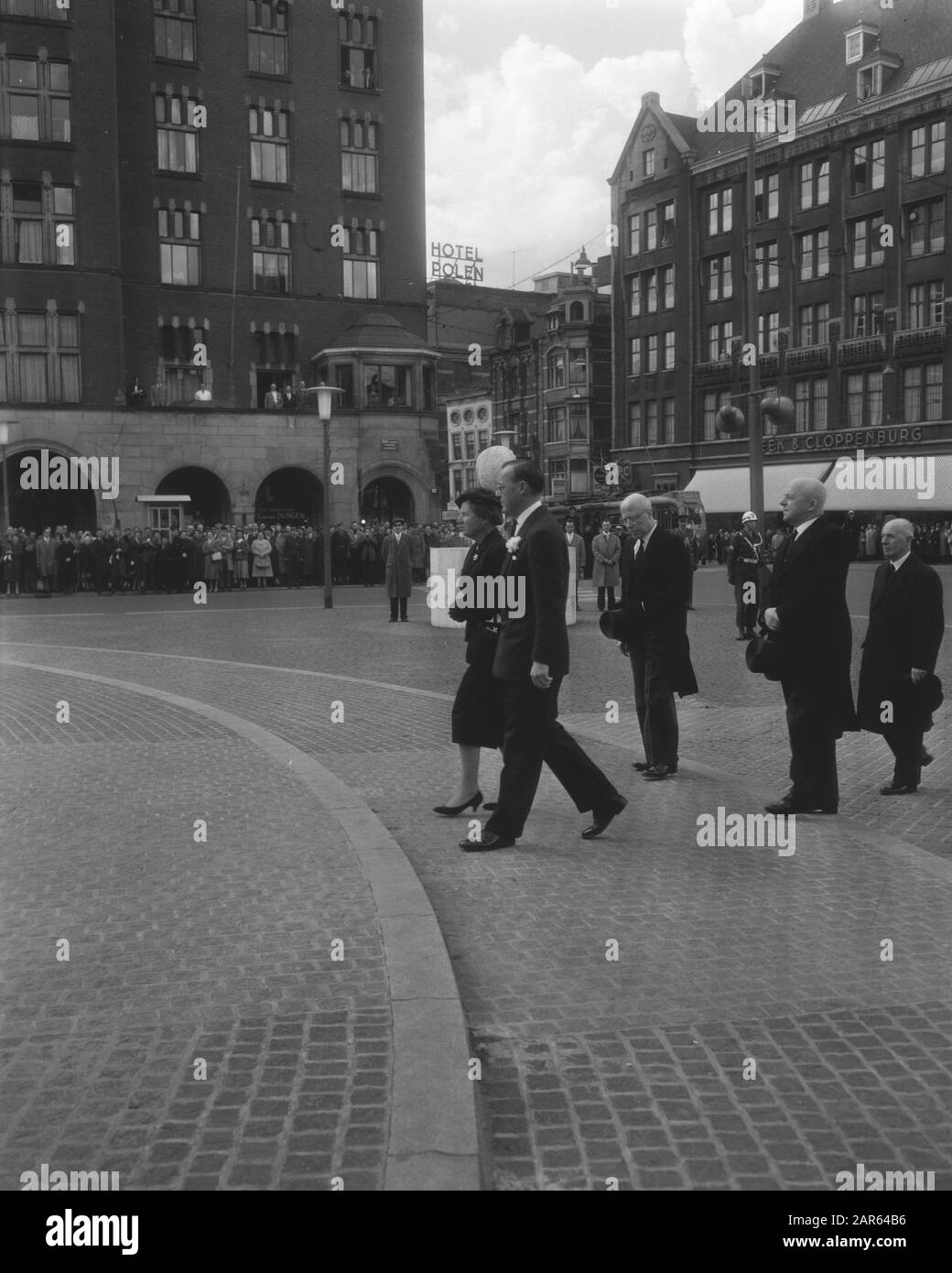 Commémoration des morts 1959 la Reine Juliana et le Prince Bernhard pondent une couronne au Monument National du Dam à l'occasion des morts de la seconde Guerre mondiale Date: 4 mai 1959 lieu: Amsterdam, Noord-Holland mots clés: Commémorations de la mort, couronnes Banque D'Images