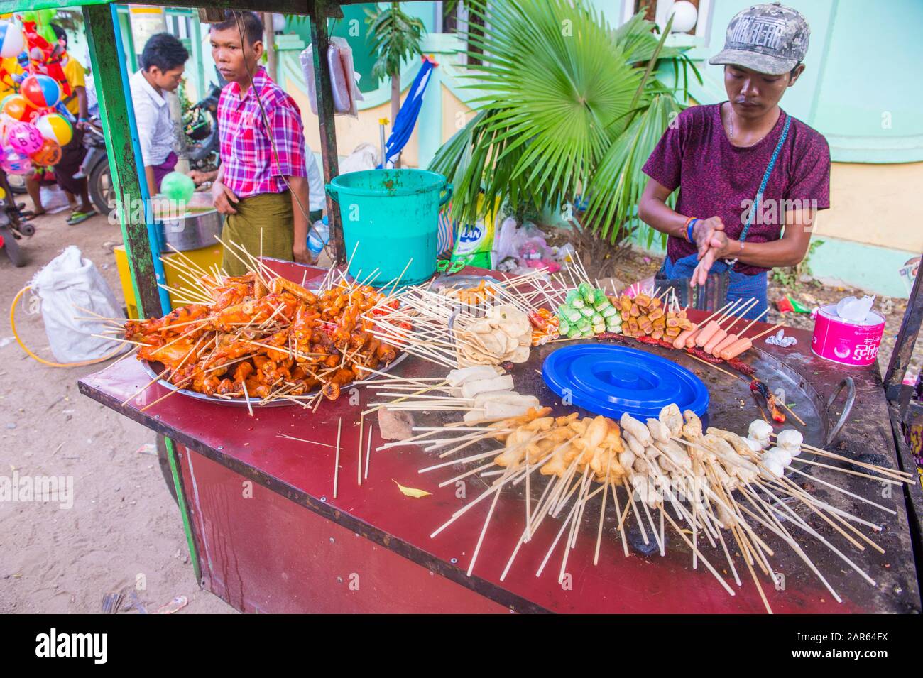 Un garçon birman qui vend de la nourriture dans un marché dans l'État de Shan au Myanmar Banque D'Images