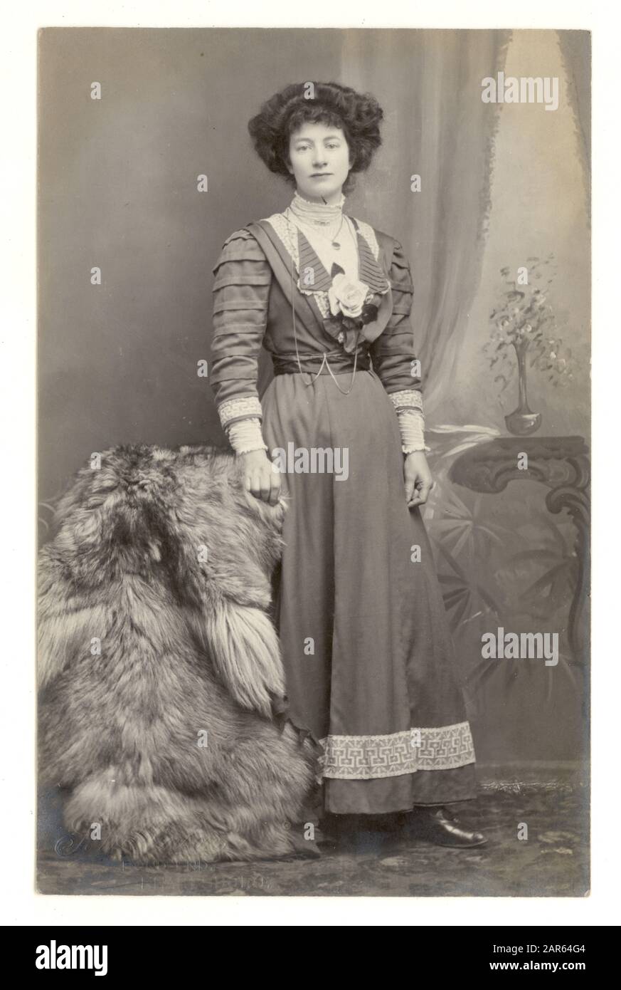 Au début des années 1900, la carte postale du portrait du studio de la  belle femme de l'époque Edwardienne à l'allure riche portant une robe à la  mode, des fourrures comme un