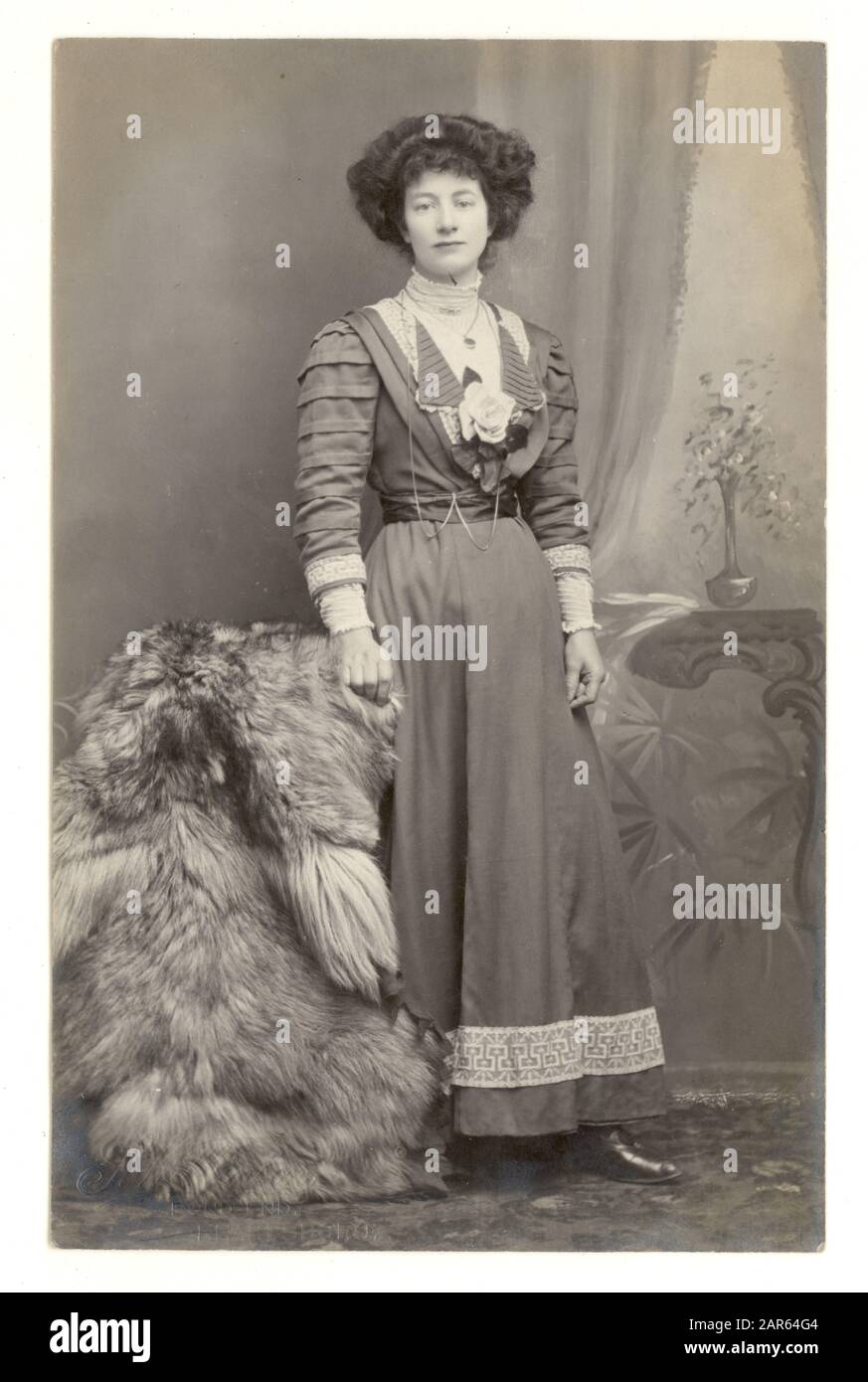 Début des années 1900, portrait de studio carte postale de belle dame édouardienne riche portant une robe à la mode, des fourrures comme accessoire, Knaresborough, North Yorkshire, Angleterre, Royaume-Uni, circa 1910 Banque D'Images