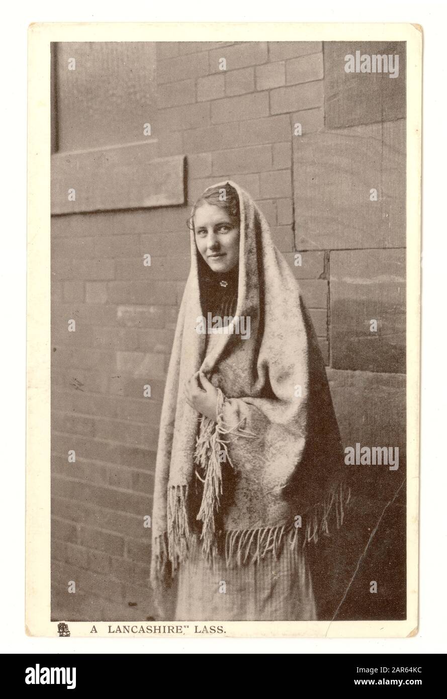 Carte postale originale du début des années 1900 intitulée « a Lancashire lass ».La jeune femme porte actuellement un châle typique des travailleuses de l'usine.Royaume-Uni, vers 1906 Banque D'Images