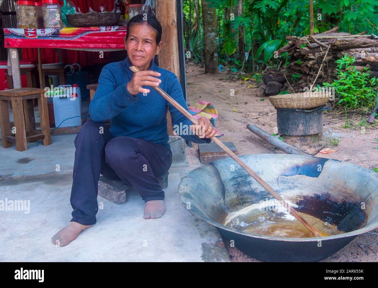 Une femme cambodgienne qui fait la cuisine d'un village près de Siem Reap Cambodge Banque D'Images