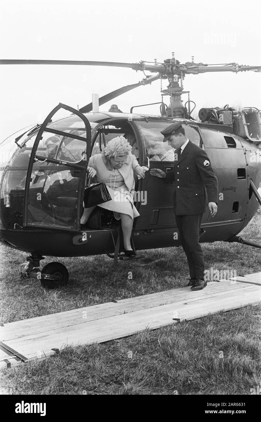La reine Juliana assiste à la commémoration du 50ème anniversaire du Laboratoire National d'aérospatiale i le NO Polder HM est arrivé par hélicoptère/Date: 17 avril 1969 mots clés: Hélicoptères, commémorations, reines Nom personnel: Juliana (Reine Pays-Bas), Juliana, Reine Banque D'Images