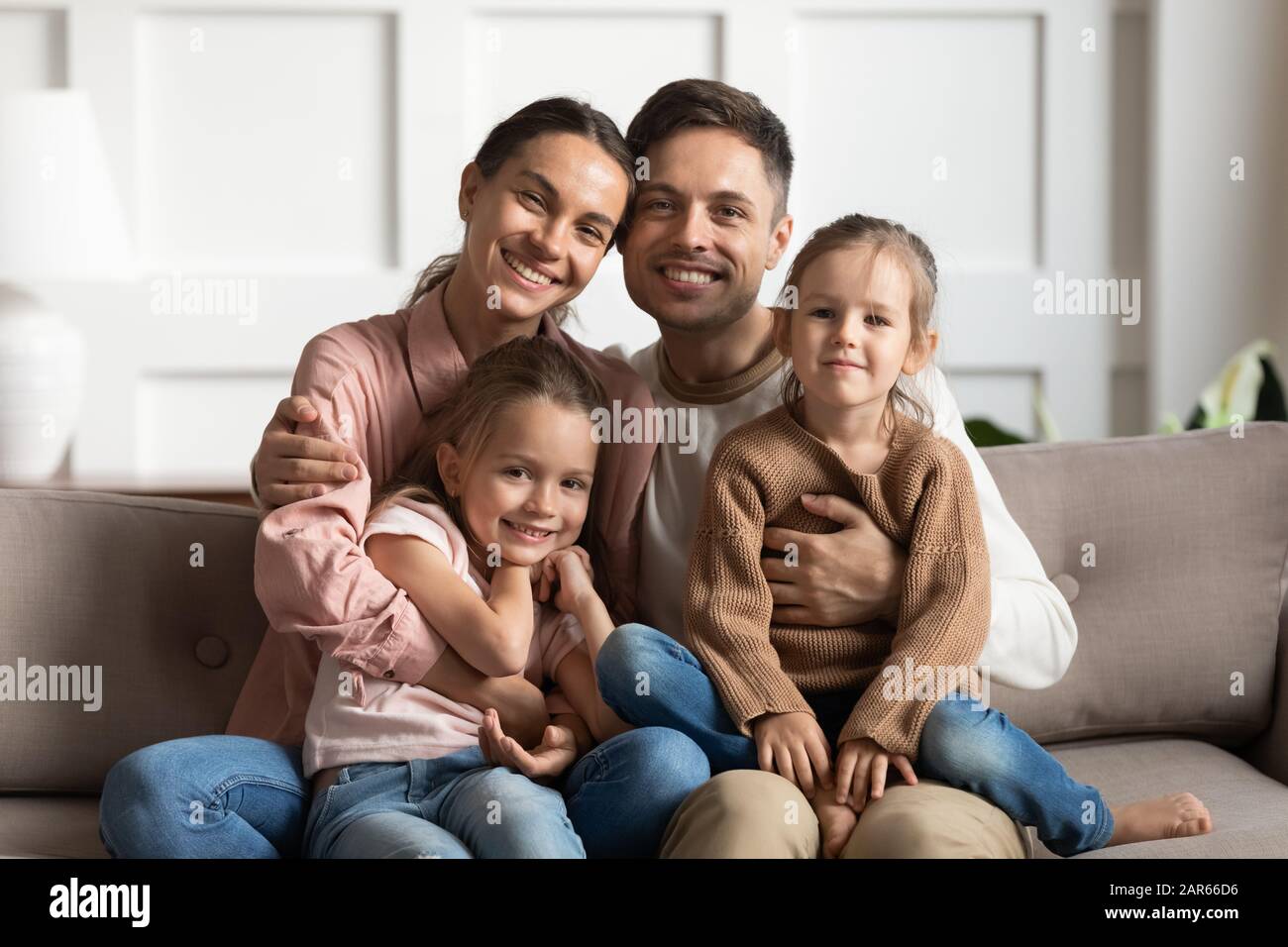 Portrait de famille affectueuse avec des enfants posant à la maison Banque D'Images