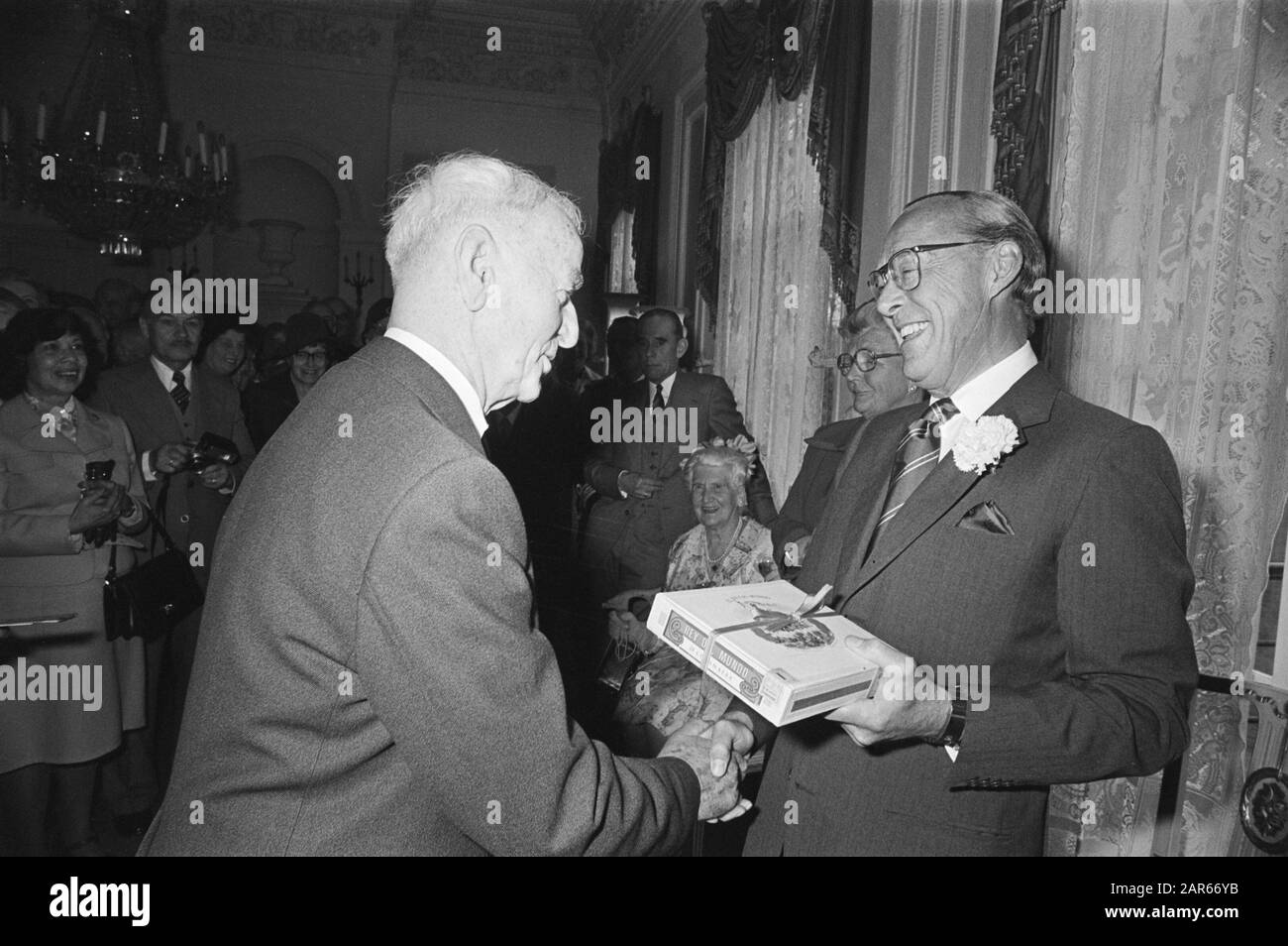 Réception au Palais Soestdijk par la Reine Juliana et le Prince Bernhard à l'occasion de leur 40ème anniversaire du mariage des porteurs militaires de 1937 ont émis des reines d'anniversaire de mariage, des reçus, etc jubilé, Bernhard, prince (1911-2004), Juliana, Queen, Utrecht Date: 1 avril 1977 lieu: Soestdijk, Utrecht mots clés: Anniversaires, reines, reçus Nom personnel : Bernhard, prince (1911-2004), Juliana, Reine Banque D'Images