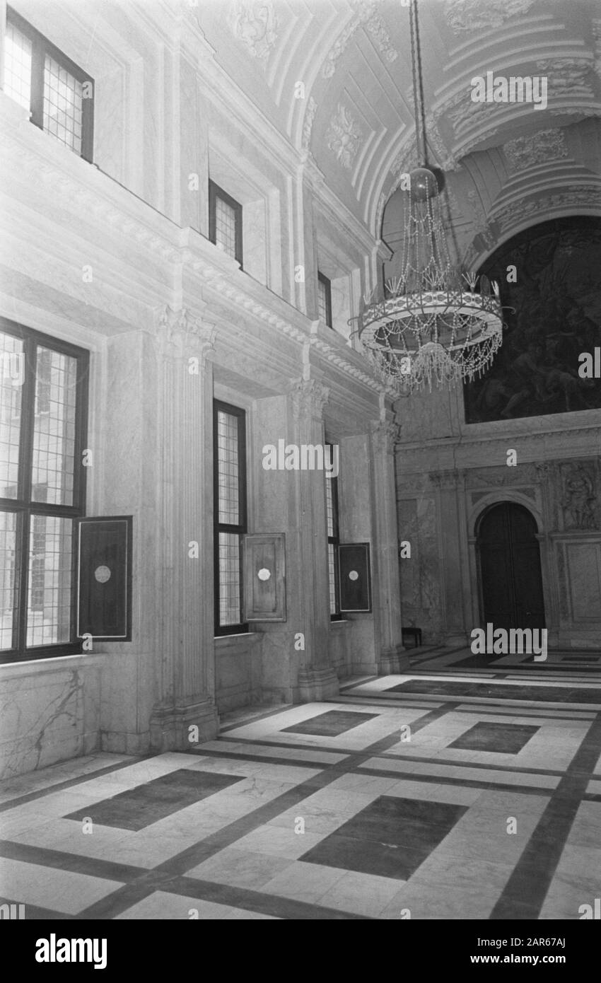 Palais Royal sur la place du Dam après la restauration. Couloir latéral qui s'ouvre sur le Burgerzaal Date: 25 avril 1968 mots clés: Palais, restaurations Nom personnel: Burger Hall Banque D'Images