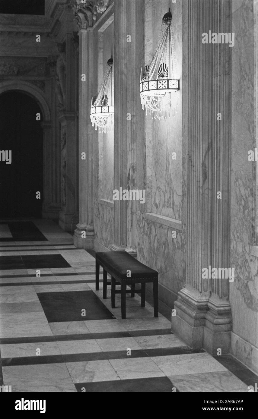 Palais Royal sur la place du Dam après la restauration. Couloir latéral qui s'ouvre sur le Burgerzaal Date: 25 avril 1968 mots clés: Palais, restaurations Nom personnel: Burger Hall Banque D'Images