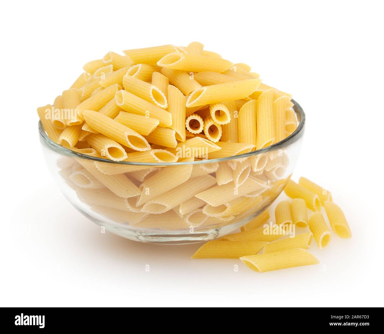 Pâtes penne isolé sur fond blanc avec clipping path Banque D'Images