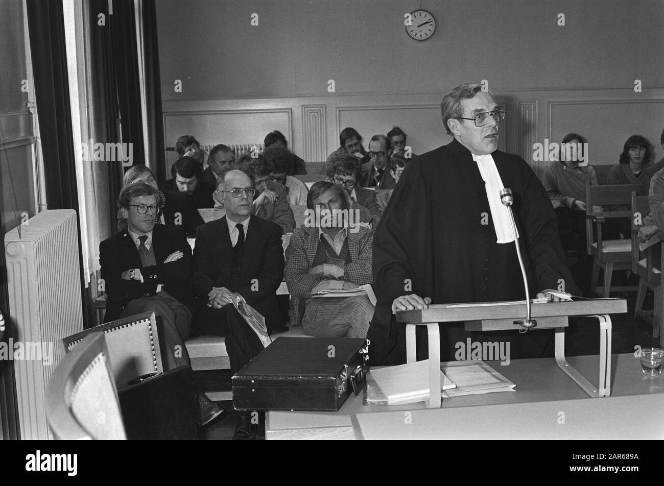 The Stoop Against Trouw On mentionne le nom de parrainage Starlift pour le club de volley-ball Corbilo; v.l.n.n. Dirksen, Tamminga Date : 2 avril 1980 mots clés : GEDING, conseillers Nom de l'établissement : Trouw Banque D'Images