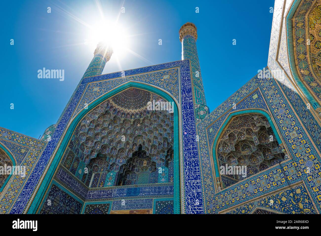 Entrée à la Mosquée Lotfollah à Esfahan. Les rayons de soleil illuminent le ciel. Banque D'Images