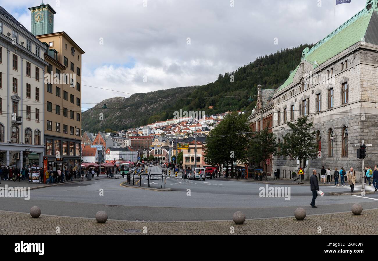 Éditorial 09.03.2019 Bergen Norvège vue sur l'une des rues principales Småstrandgaten et en arrière-plan la montagne environnante peut être vue avec le hou Banque D'Images