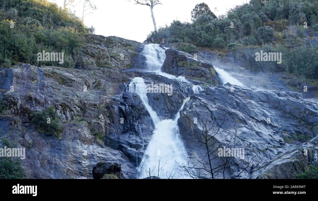 Chute d'eau de St Columba en Tasmanie, en Australie, en période d'exposition Banque D'Images