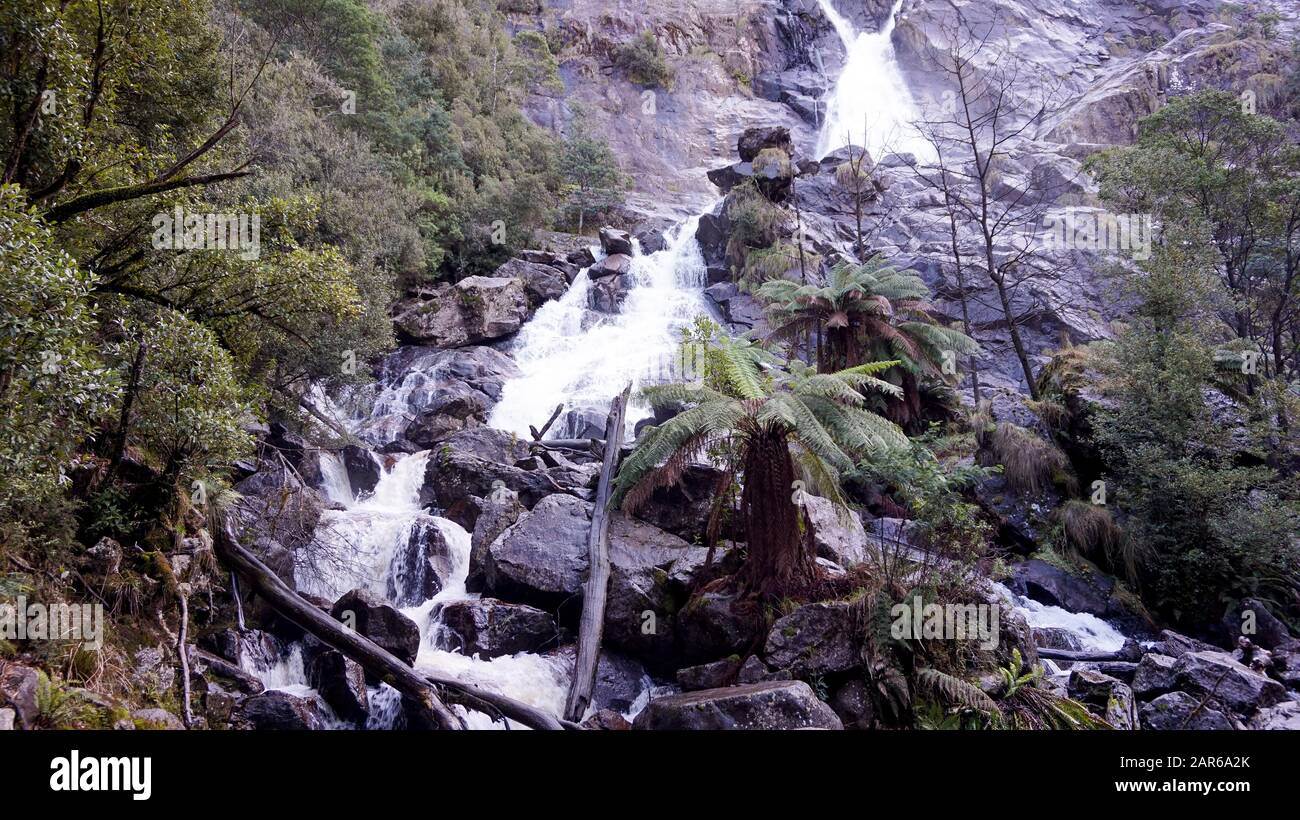 Chute d'eau de St Columba en Tasmanie, en Australie, en période d'exposition Banque D'Images
