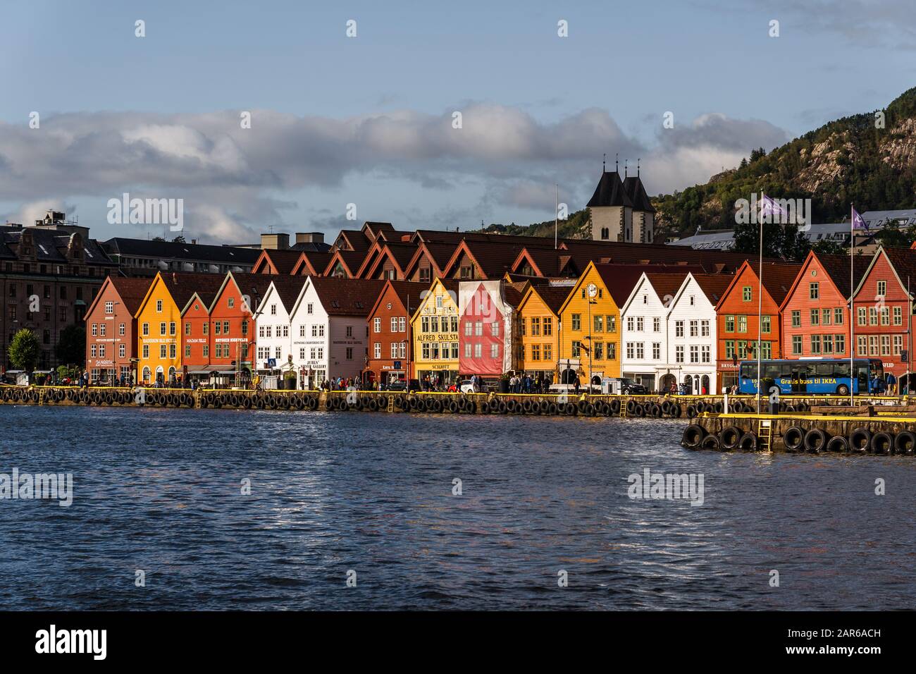 Éditorial 09.03.2019 Bergen Norvège vue sur le vieux port de la ville, le célèbre Bryggen avec les vieux entrepôts en bois qui sont maintenant des boutiques de jours et des res Banque D'Images