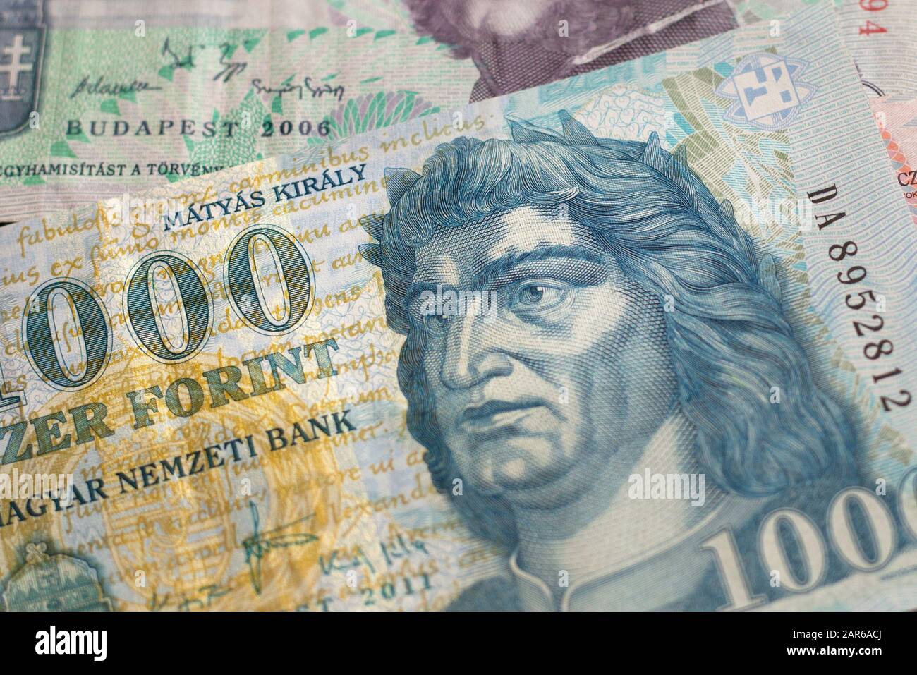 Arrière-plan de la monnaie de forint hongroise avec portrait de Matthias Corvinus. Fonds pour les affaires, la finance, la banque, la budgétisation, les questions économiques. Banque D'Images