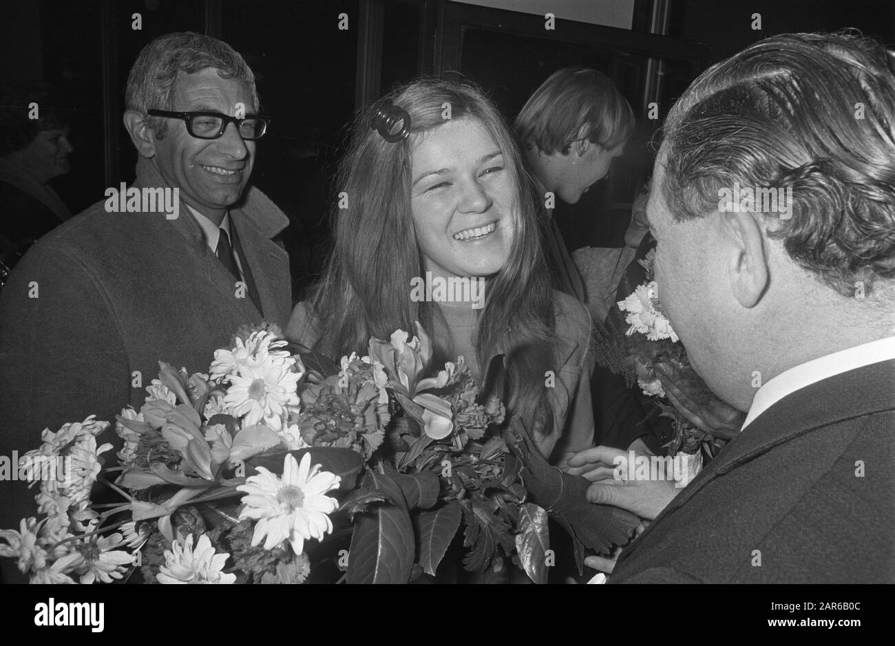 Lenny Kuhr arrive à Schiphol, après avoir terminé la 1ère place au concours de chansons Eurovision avec trois autres participants à Madrid; gauche Frans de Kok Date: 30 mars 1969 lieu: Noord- Holland, Schiphol mots clés: Participants, festivals de chansons Nom personnel: Kok, Frans de, Kuhr, Lenny Banque D'Images