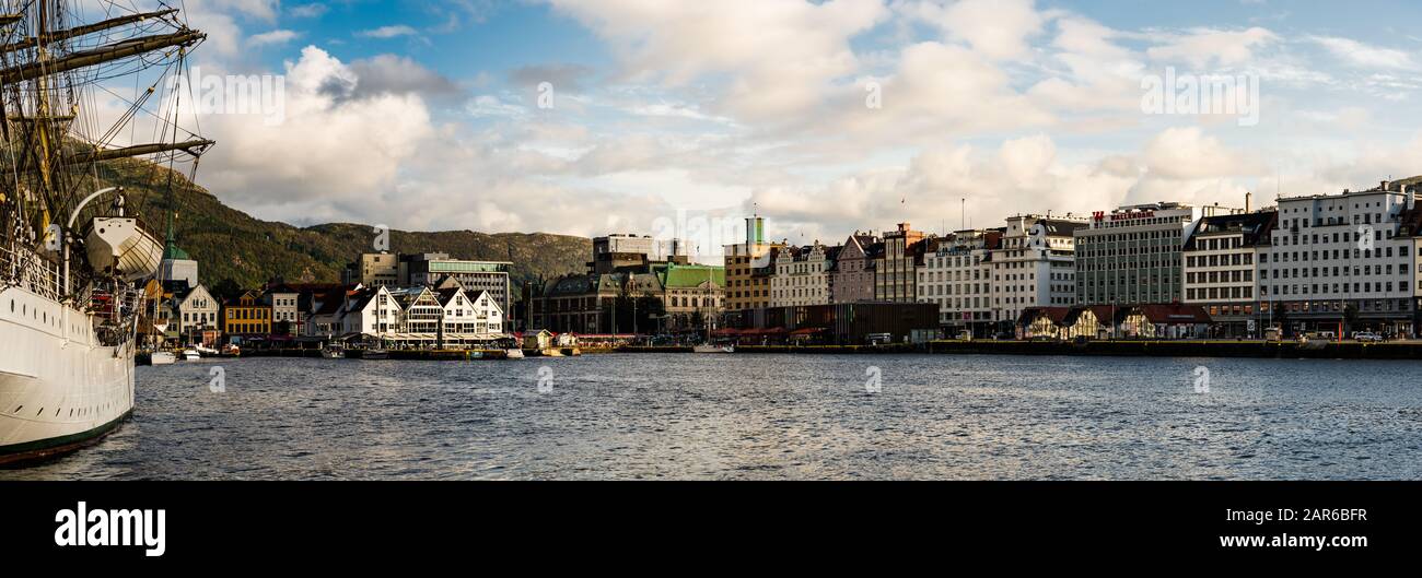 Éditorial 09.03.2019 Bergen Norvège, vue panoramique sur la baie du vieux port de la ville avec toutes les façades du bâtiment Banque D'Images