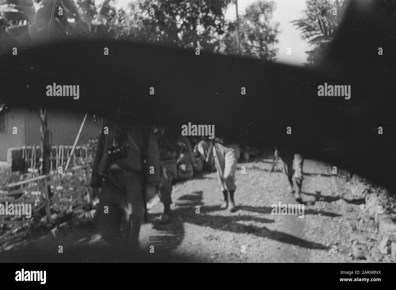 Linggadjati/purification actions Linggadjati: Les gangs errants de TNI, qui l'ordre Cesse de tirer avec la bande de roulement des pieds, nichent de préférence au milieu de la population de campong. À la lumière du premier matin, une patrouille de purification néerlandaise est en voie de purifier le kampong d'éléments indésirables. Date : Septembre 1947 Lieu : Indonésie, Java, Pays-Bas East Indies Banque D'Images