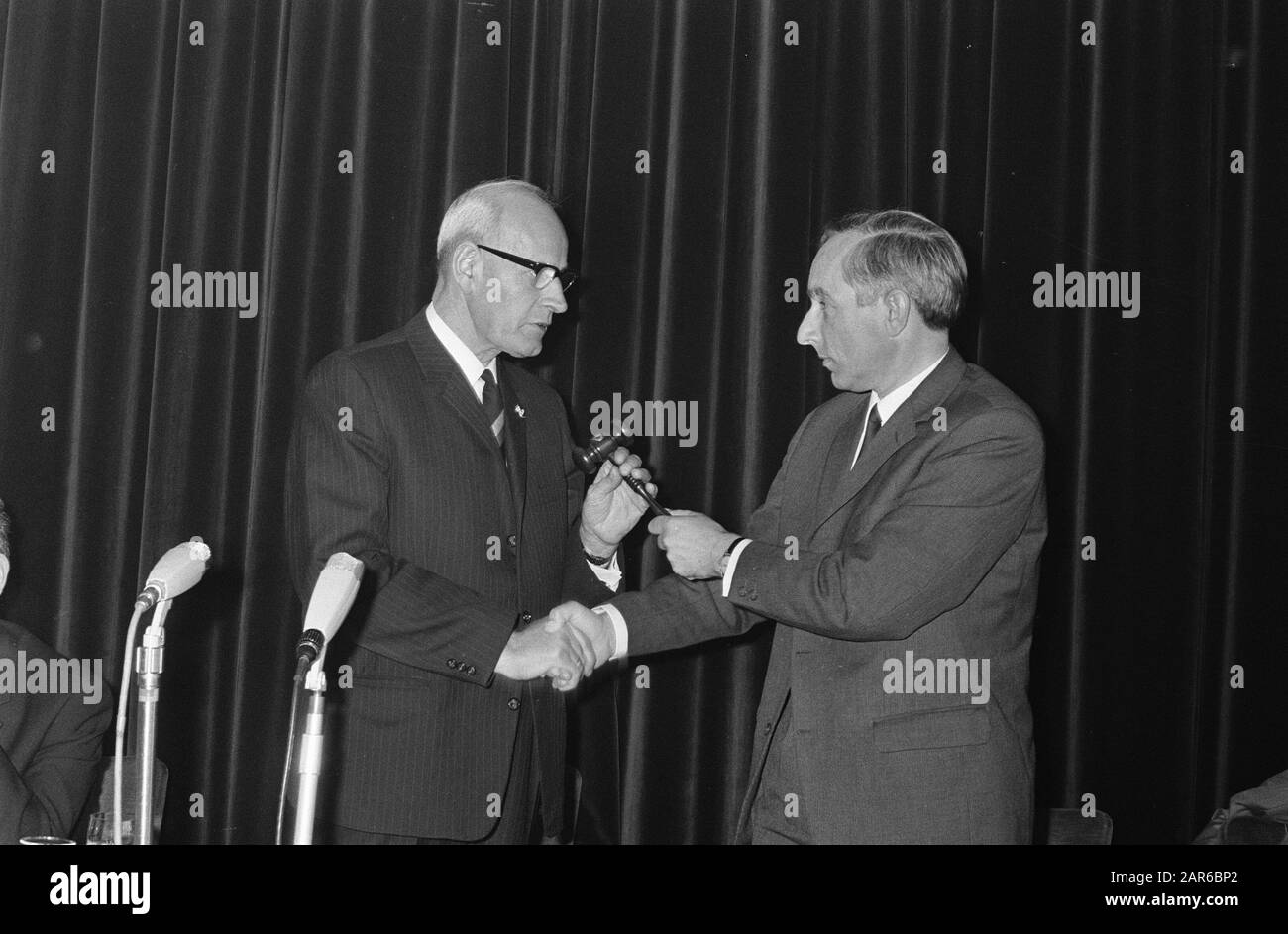 L'installation officielle du nouveau président du CNV à Utrecht a laissé le président sortant Jan van Eibergen, qui mains le nouveau président Jan Lanser le gavel Date: 10 juillet 1969 lieu: Utrecht (Prov), Utrecht (ville) mots clés: Acceptions de bureau, syndicats, présidents personnels: Eibergen, J. van, Lanser, J. Nom de l'établissement : CNV Banque D'Images