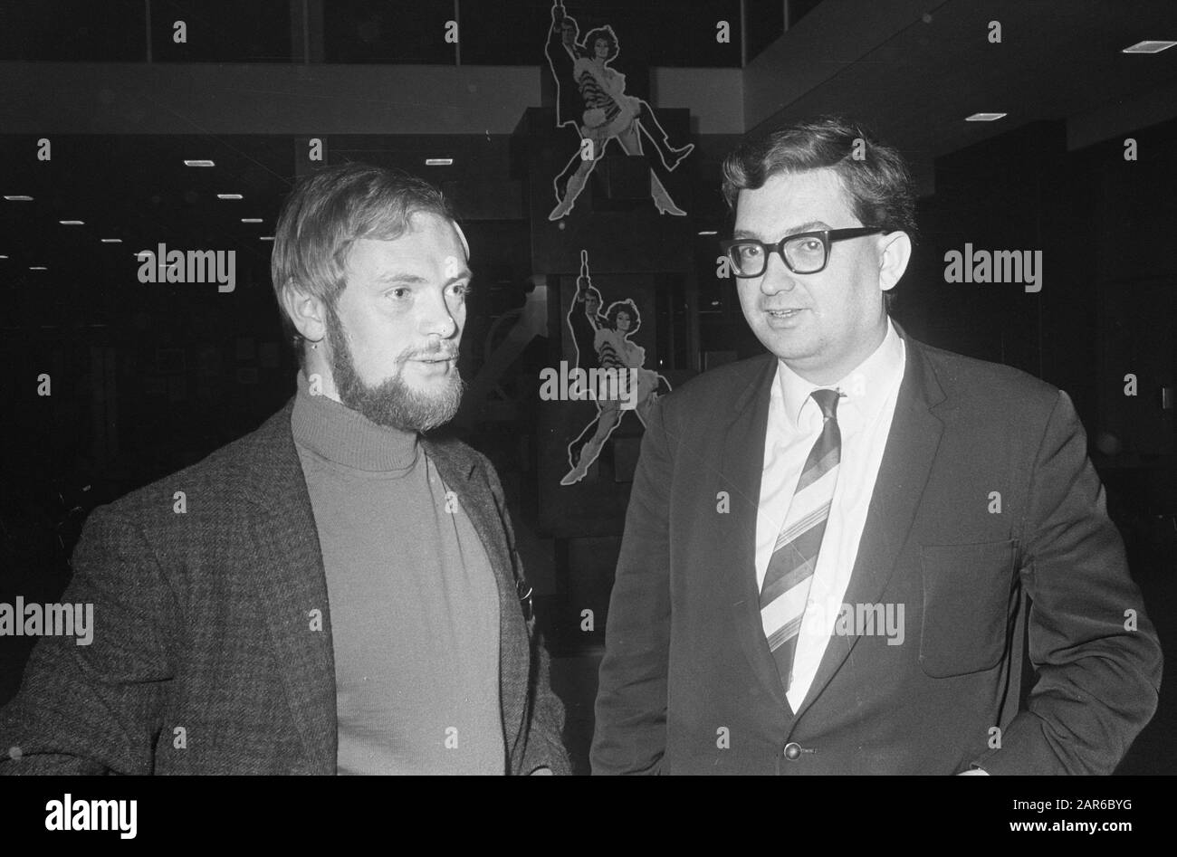 Teach-In collision '66 dans la RAI à Amsterdam gauche Jan Nagel van Nieuw Liens, droite Johannes Gruyters formation D 66 Date: 7 octobre 1966 lieu: Amsterdam, Noord-Holland Nom personnel: Gruyters, Hans, Nagel, Jan Banque D'Images