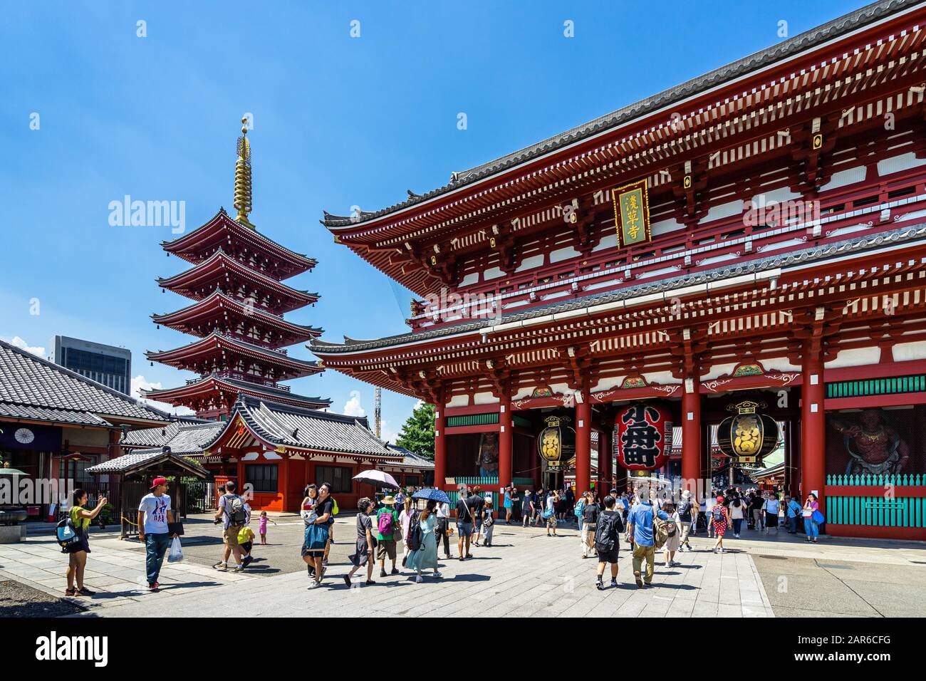 Entrée du temple Sensoji, le plus ancien temple bouddhiste de Tokyo et un monument touristique populaire. Tokyo, Japon, Août 2019 Banque D'Images