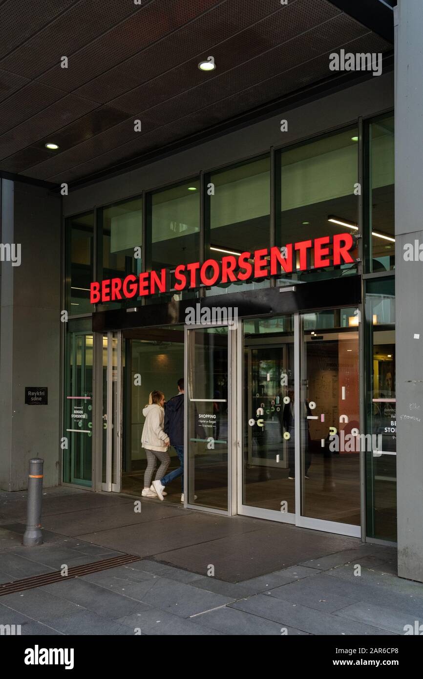 Editorial 09.03.2019 Bergen Norvège, Les Gens qui se promènissent au centre commercial Bergen Storsenter Banque D'Images